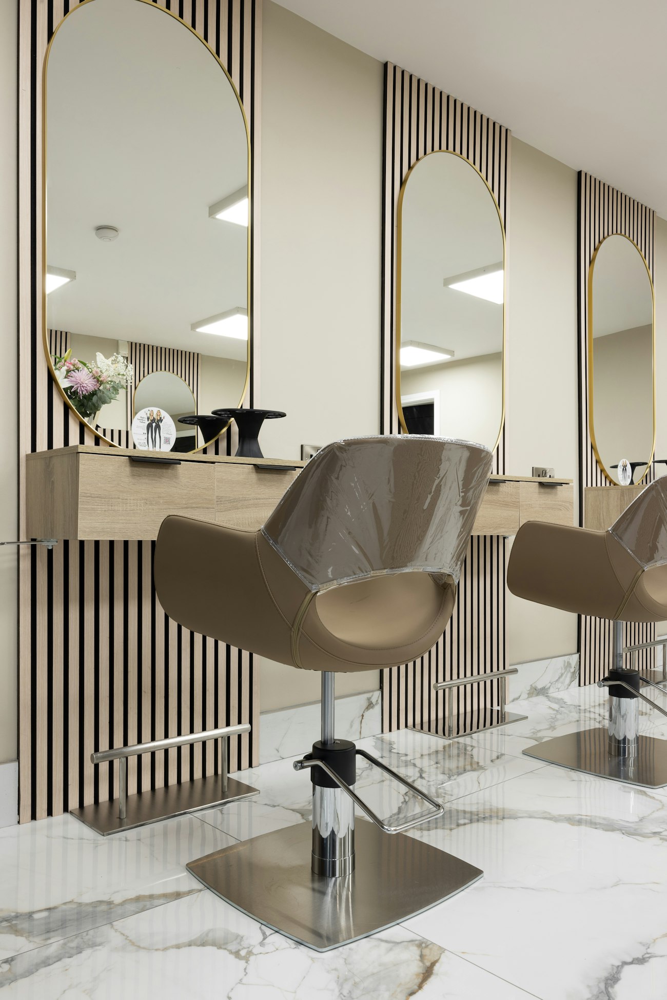 三角屋根が印象的な fleur HAIR SALON の外観